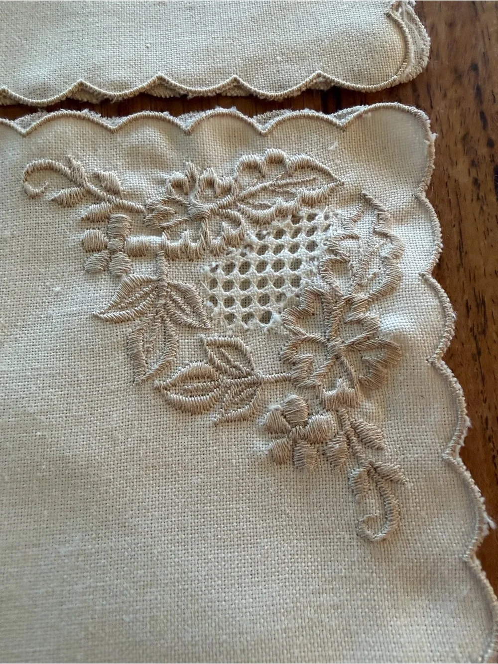 Vintage Embroidered Scalloped Edge Dinner Napkins - Cream/Tan 12